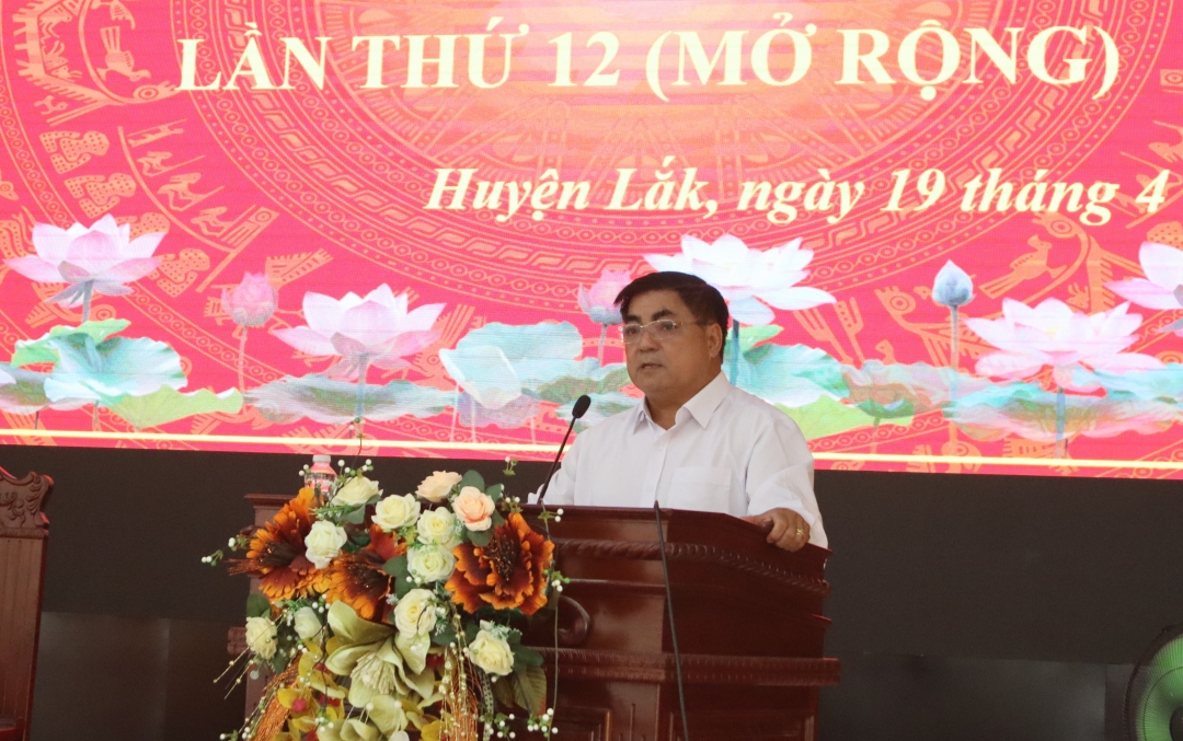 Tỉnh ủy viên, Bí thư Huyện ủy, Chủ tịch HĐND huyện Lắk Võ Ngọc Tuyên phát biểu chỉ đạo tại hội nghị.