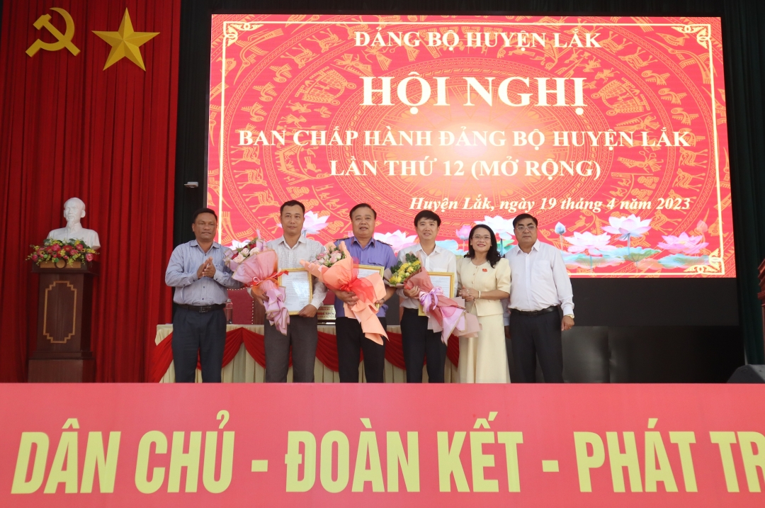 Lãnh đạo Huyện ủy, UBND huyện Lắk tặng hoa và trao quyết định chỉ định bổ sung Ủy viên Ban Chấp hành Đảng bộ huyện, nhiệm kỳ 2020-2025.