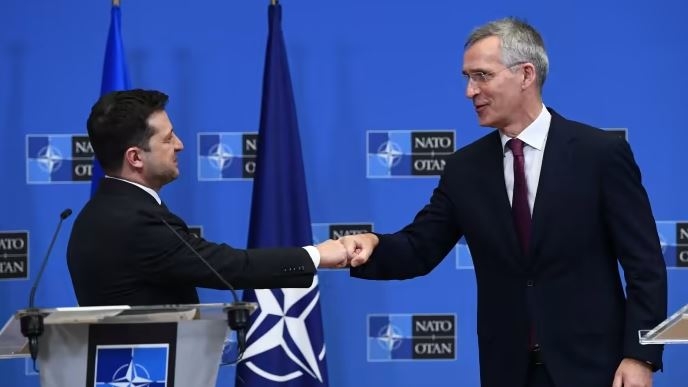 Tổng thống Ukraine Volodymyr Zelensky (bên trái) và Tổng thư ký NATO Jens Stoltenberg tại cuộc gặp năm 2021. Ảnh: AFP 