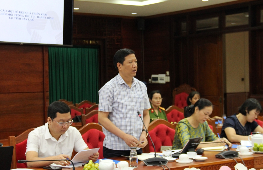 Phó Cục trưởng, Cục Kiểm soát thủ tục hành chính, Văn phòng Chính phủ Nguyễn Duy Hoàng đánh giá tình hình thực hiện giải quyết TTHC trên địa bàn tỉnh.