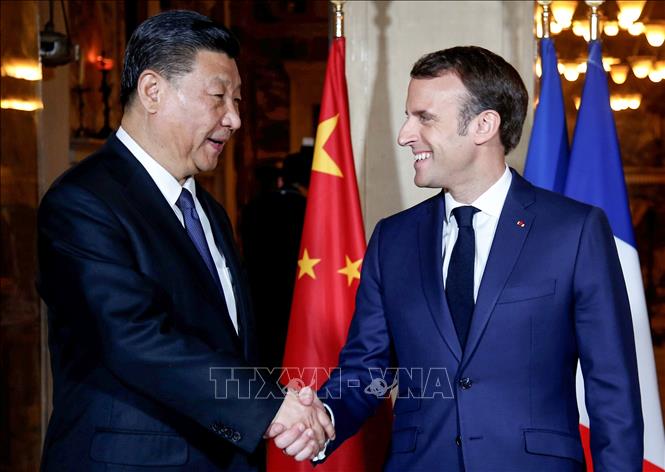 Tổng thống Pháp Emmanuel Macron (phải) và Chủ tịch Trung Quốc Tập Cận Bình trong cuộc gặp tại Beaulieu-sur-Mer, Nice, Pháp, ngày 24/3/2019. Ảnh: AFP/TTXVN