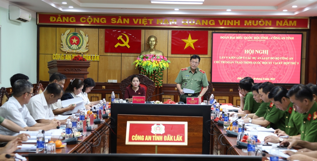 Thiếu tướng Lê Vinh Quy, Giám đốc Công an tỉnh chủ trì phần thảo luận.