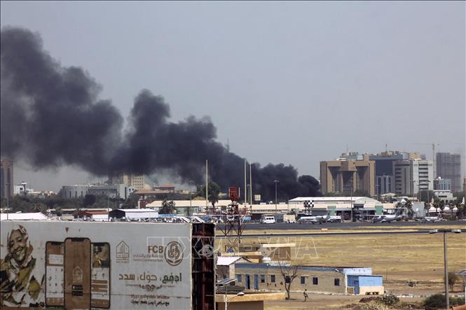 Khói bốc lên sau các cuộc giao tranh gần sân bay Khartoum, Sudan, ngày 15/4/2023. Ảnh: AFP/TTXVN