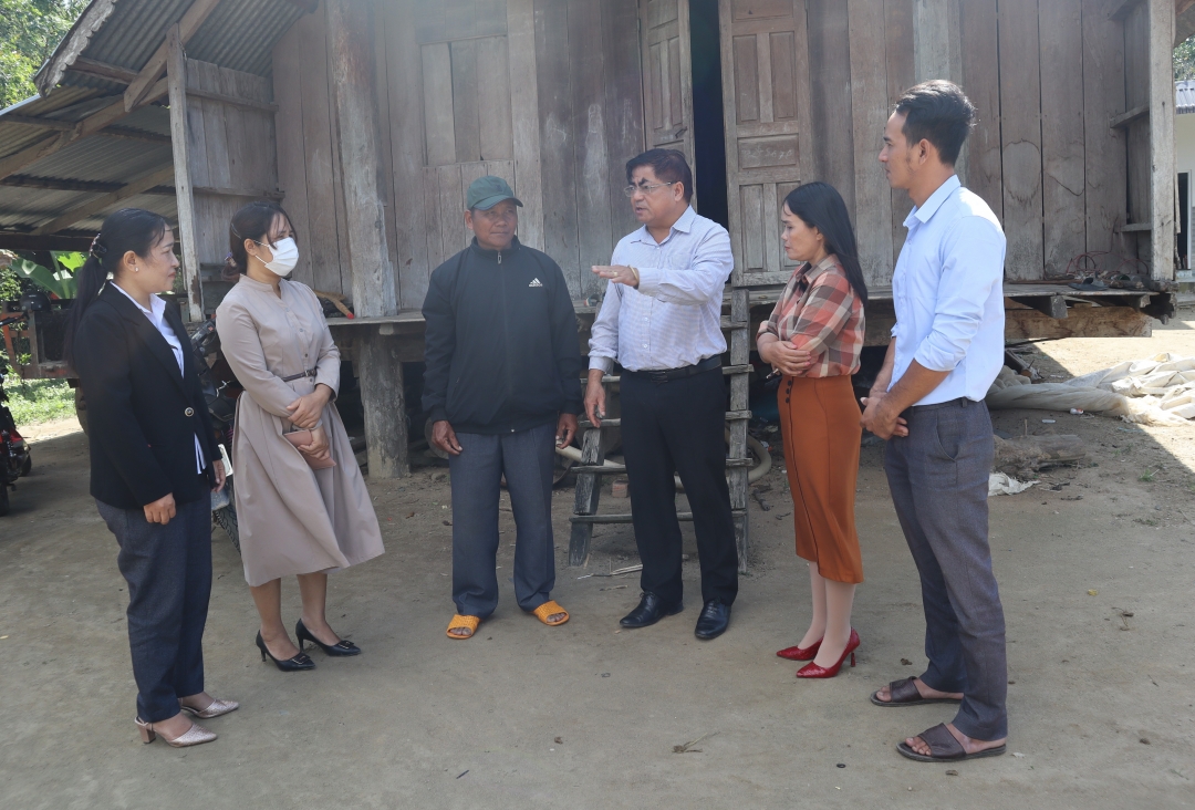 Bí thư Huyện ủy, Chủ tịch HĐND huyện Lắk Võ Ngọc Tuyên cùng lãnh đạo xã Yang Tao trò chuyện, trao đổi với người dân xã Yang Tao về chuyển đổi cơ cấu cây trồng, vật nuôi.