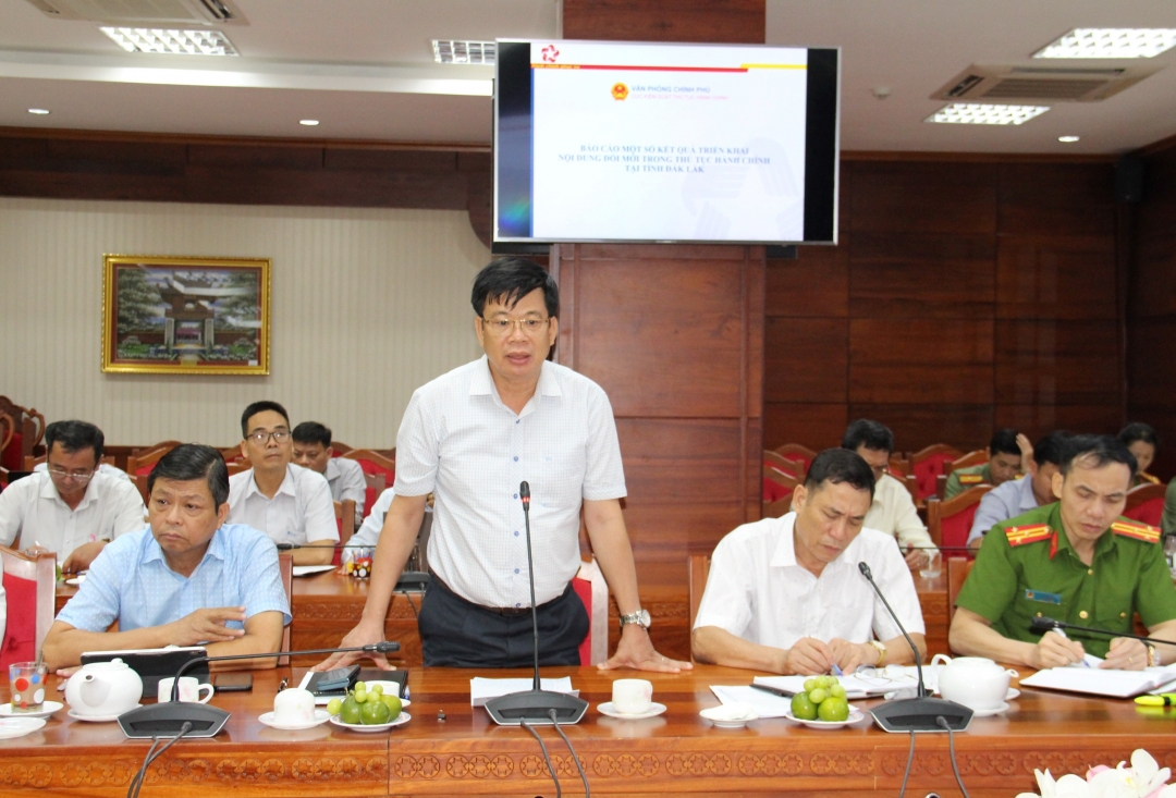 Chánh Văn phòng UBND tỉnh Bùi Hồng Quý đóng góp ý kiến tại buổi làm việc.