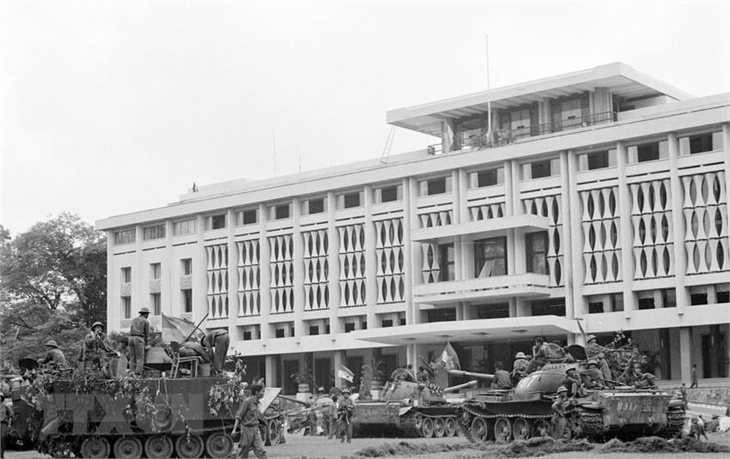 Xe tăng quân Giải phóng chiếm phủ Tổng thống ngụy quyền Sài Gòn, trưa 30/4/1975.
Ảnh: TTXVN