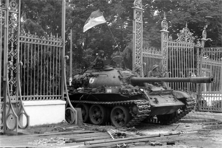  Xe tăng của Lữ đoàn tăng thiết giáp 203, Sư đoàn 304, Quân đoàn 2 tiến vào Dinh Độc Lập, trưa 30/4/1975. Ảnh: TTXVN
