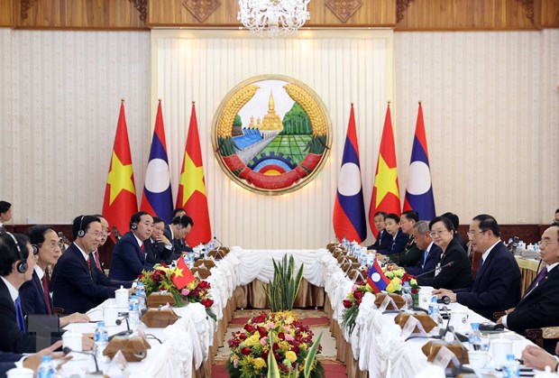Chủ tịch nước Võ Văn Thưởng hội kiến Thủ tướng Lào Sonexay Siphandone. (Ảnh: Thống Nhất/TTXVN)
