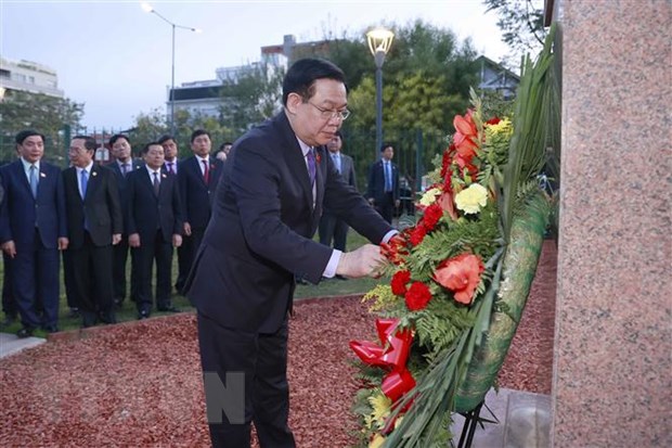 Chủ tịch Quốc hội Vương Đình Huệ đặt vòng hoa tại Tượng đài Chủ tịch Hồ Chí Minh. (Ảnh: Doãn Tấn/TTXVN