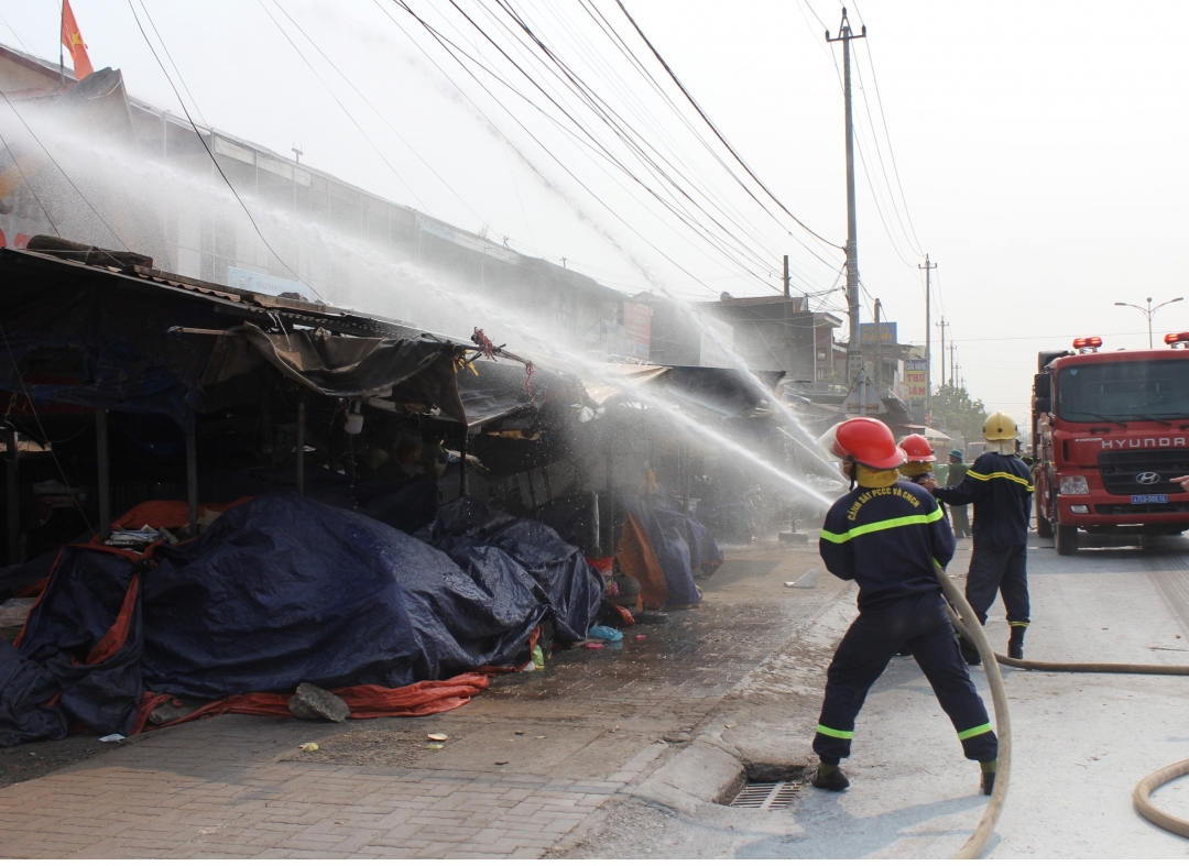 Lực lượng chữa cháy chuyên nghiệp phối hợp diễn tập chữa cháy.