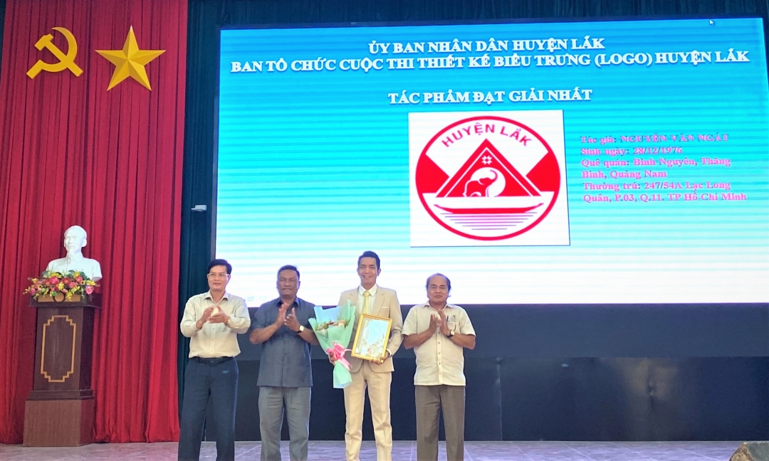 Ban tổ chức trao thưởng cho tác giả đạt giải nhất cuộc thi.