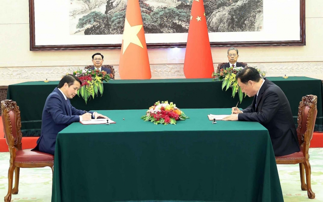 Chủ tịch Quốc hội Vương Đình Huệ và Ủy viên trưởng Triệu Lạc Tế chứng kiến Lễ ký Thỏa thuận hợp tác giữa Văn phòng Quốc hội Việt Nam và Văn phòng Nhân đại toàn quốc Trung Quốc. Ảnh: quochoi.vn