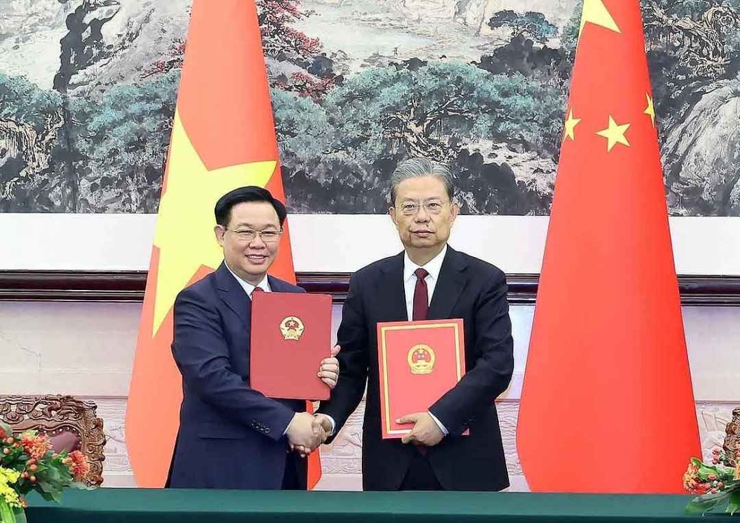 Chủ tịch Quốc hội Vương Đình Huệ và Ủy viên trưởng Triệu Lạc Tế đã ký Thỏa thuận hợp tác giữa Quốc hội Việt Nam và Nhân đại toàn quốc Trung Quốc. Ảnh: quochoi.vn
