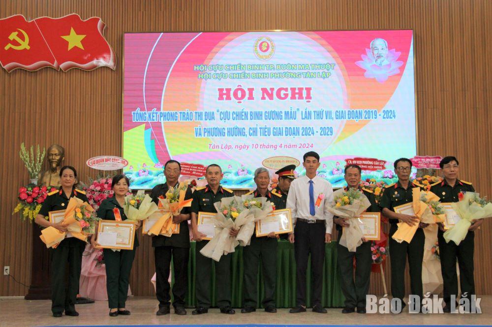 Lãnh đạo phường Tân Lập (TP. Buôn Ma Thuột) trao Giấy khen tặng các tập thể có thành tích tốt trong thực hiện phong trào Cựu chiến binh gương mẫu.