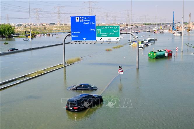 Ngập lụt do mưa lớn tại Dubai, UAE ngày 18/4. Ảnh: AFP/TTXVN