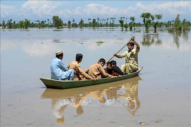 Cảnh ngập lụt sau những trận mưa lớn tại Nowshera, tỉnh Khyber-Pakhtunkhwa, Pakistan, ngày 16/4. Ảnh: AFP/TTXVN