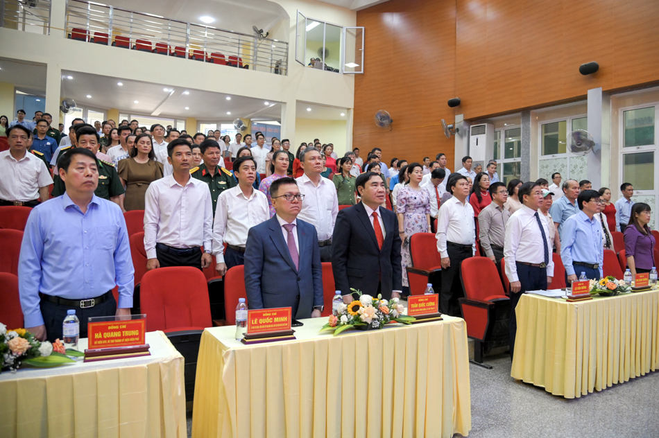 Các đại biểu dự Lễ kỷ niệm 60 năm Báo Điện Biên Phủ ra số đầu.