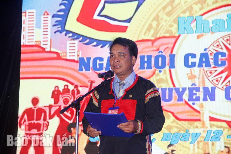 Ông Y Wem Hwing, Phó Chủ ịtch UBND huyện Cư mgar phát biểu khai mạc ngày hội.