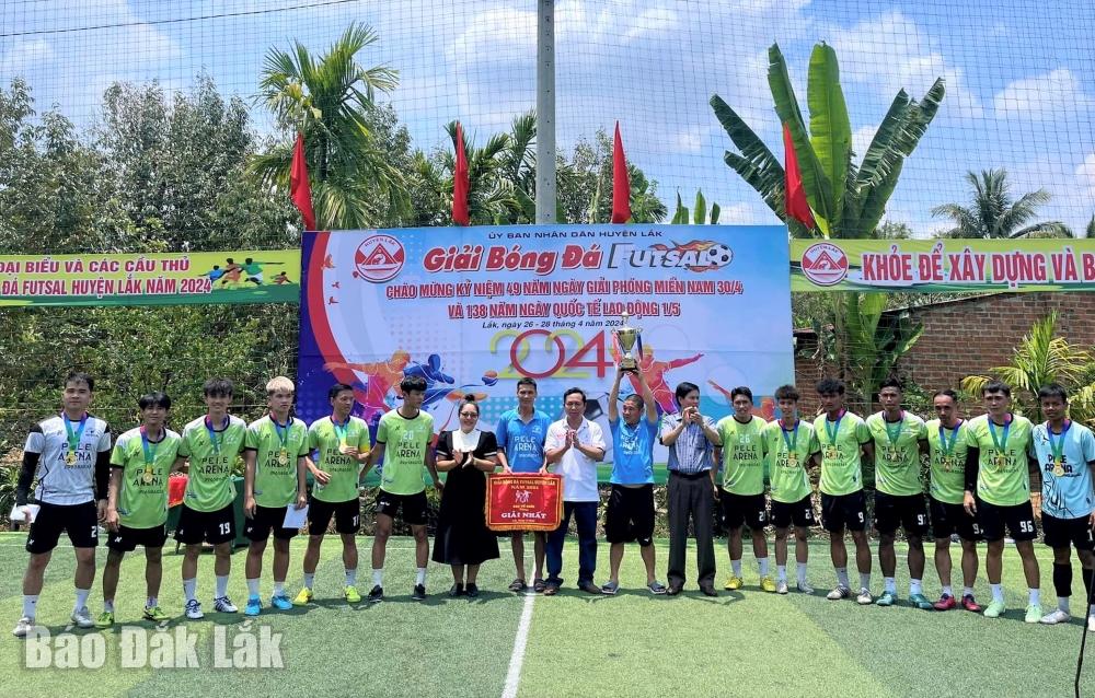 Ban Tổ chức trao Cúp Vô địch cho đội bóng thị trấn Liên Sơn.