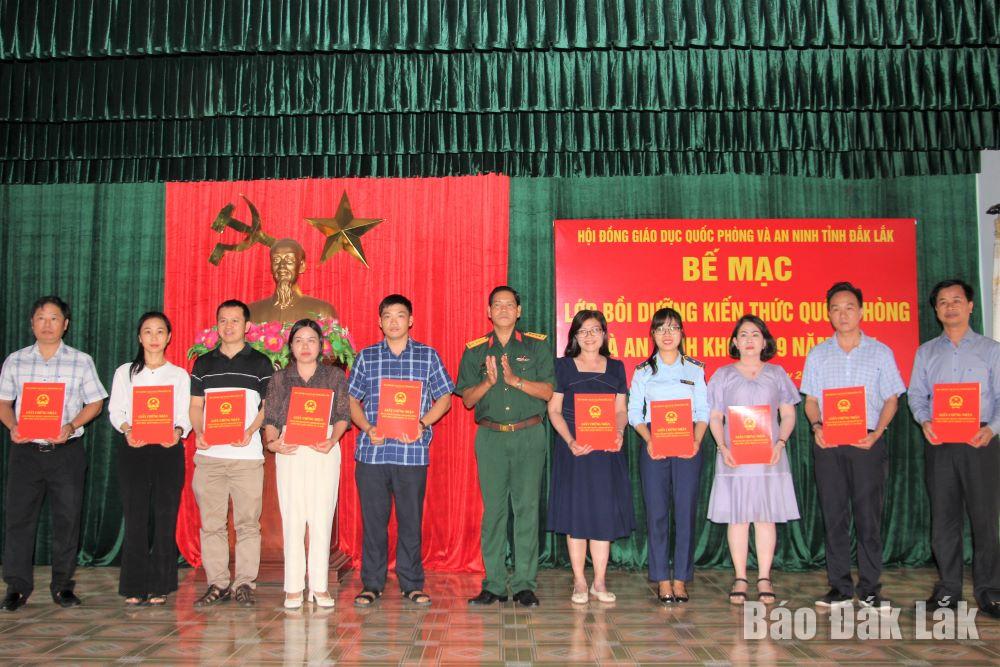 Đại tá Niê Ta, Chỉ huy trưởng Bộ Chỉ huy Quân sự tỉnh trao Giấy chứng nhận hoàn thành khóa học cho các học viên.