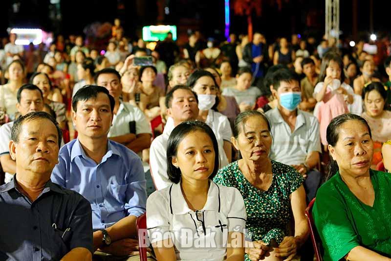 Đêm lưu diễn thu hút đông đảo người dân huyện Cư Mgar theo dõi.