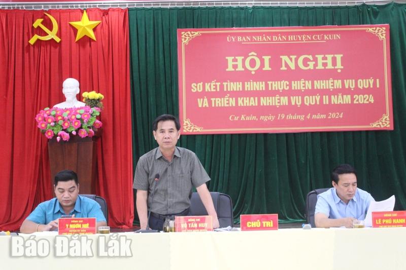 Chủ tịch UBND huyện Cư Kuin Võ Tấn Huy phát biểu điều hành hội nghị.