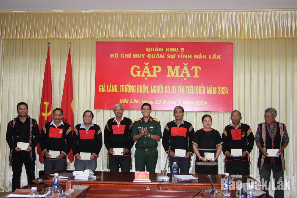 Đại tá Niê Ta, Chỉ huy trưởng Bộ Chỉ huy Quân sự tỉnh trao quà tặng các đại biểu.