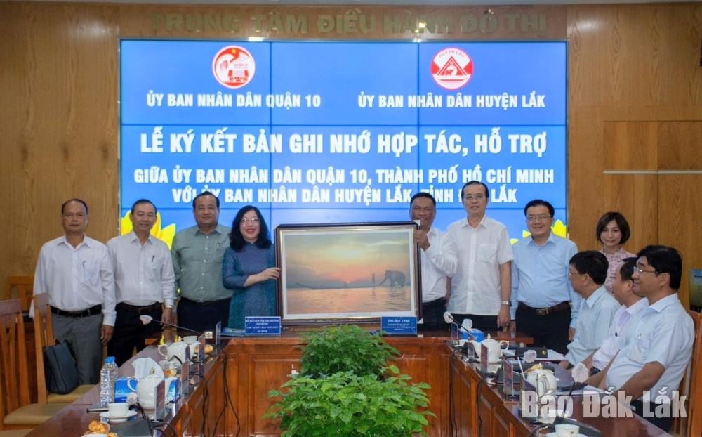 UBND huyện Lắk tặng tranh lưu niệm tại buổi lễ cho UBND Quận 10. 