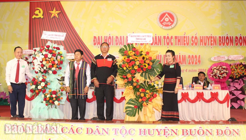 Lãnh đạo Ban Dân tộc tỉnh tặng hoa chúc mừng đại hội.