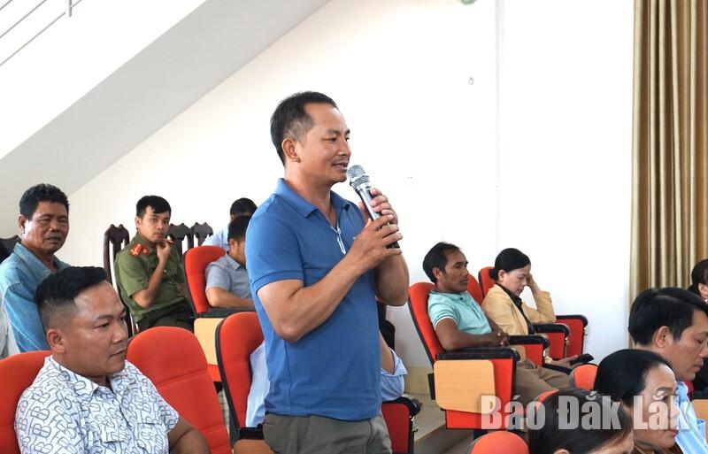 Cử tri Võ Minh Đồng (ở thôn 2, xã Ea Ngai, huyện Krông Búk) nêu ý kiến, kiến nghị tại hội nghị.
