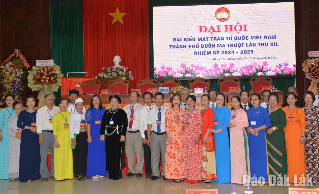 Các ủy viên Ủy ban MTTQ Việt Nam thành phố, nhiệm kỳ 2024 - 2029 ra mắt nhận nhiệm vụ.