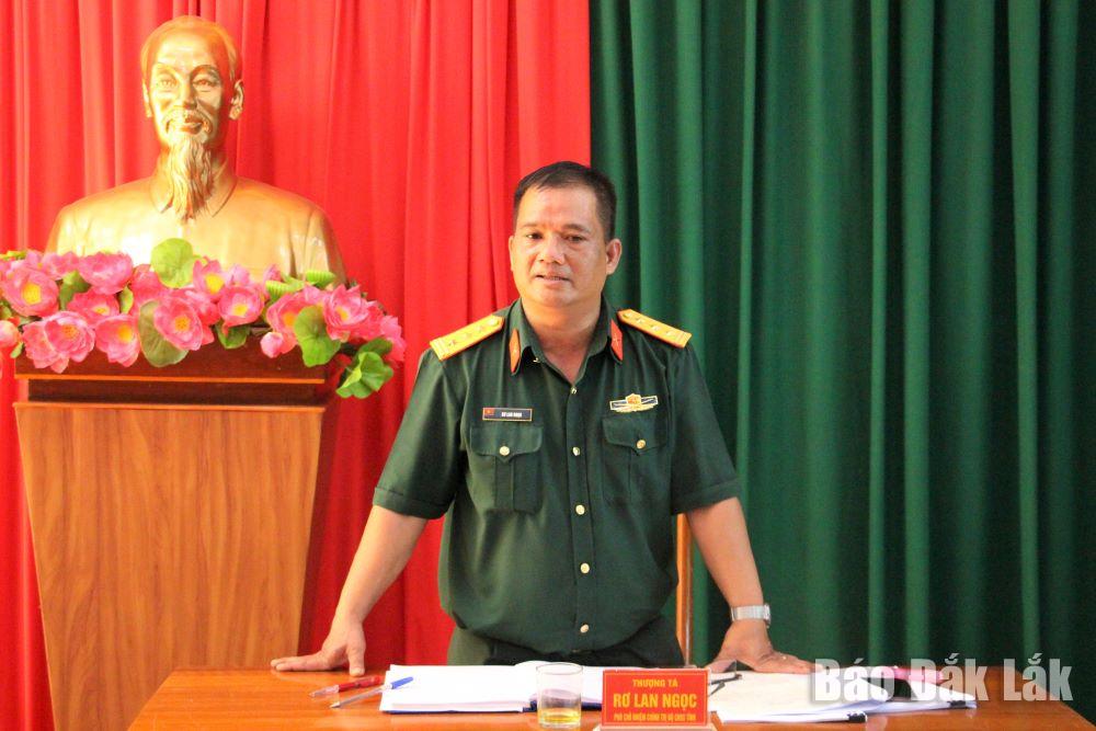 Thượng tá Rơ Lan Ngọc, Phó Chủ nhiệm Chính trị, Bộ Chỉ huy Quân sự tỉnh kết luận hội nghị.