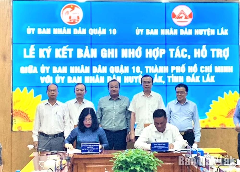 UBND huyện Lắk và UBND Quận 10 ký kết biên bản ghi nhớ hợp tác, hỗ trợ phát triển kinh tế - xã hội. 