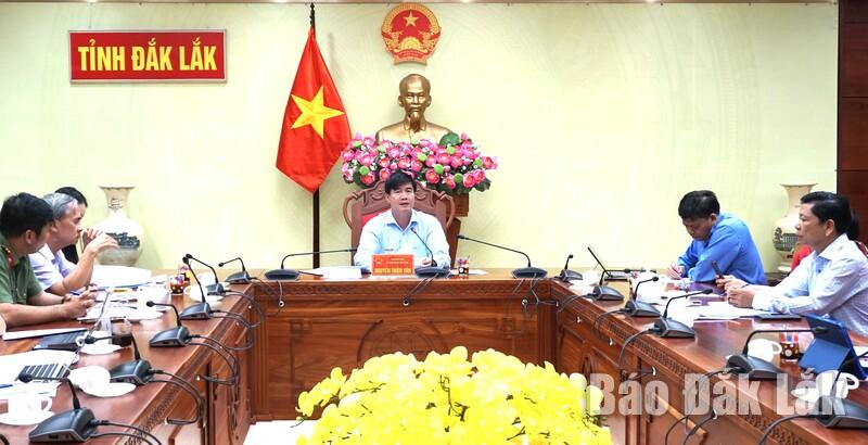 Phó Chủ tịch UBND tỉnh Nguyễn Thiên Văn phát biểu kết luận tại cuộc họp.