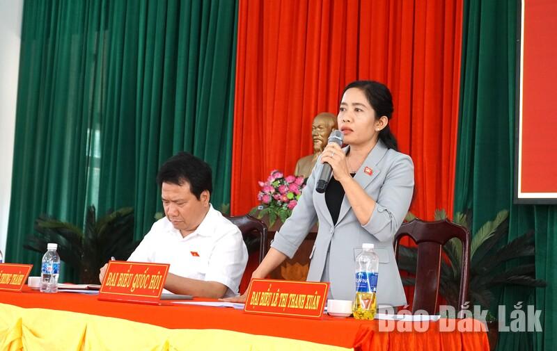Phó Trưởng đoàn chuyên trách, phụ trách Đoàn ĐBQH tỉnh Lê Thị Thanh Xuân phát biểu tại buổi tiếp xúc cử tri.