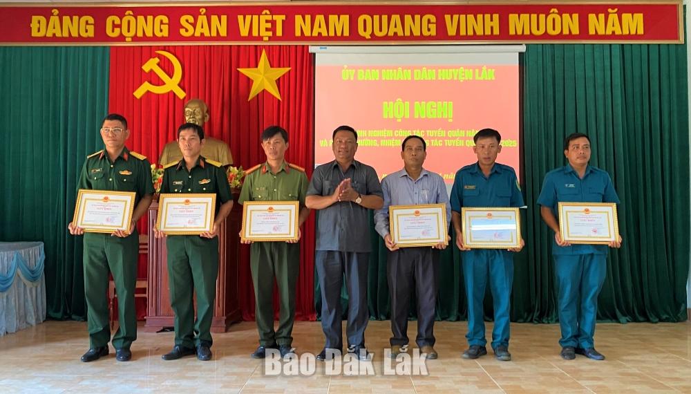 Đại diện UBND huyện Lắk tặng Giấy khen cho các tập thể xuất sắc.