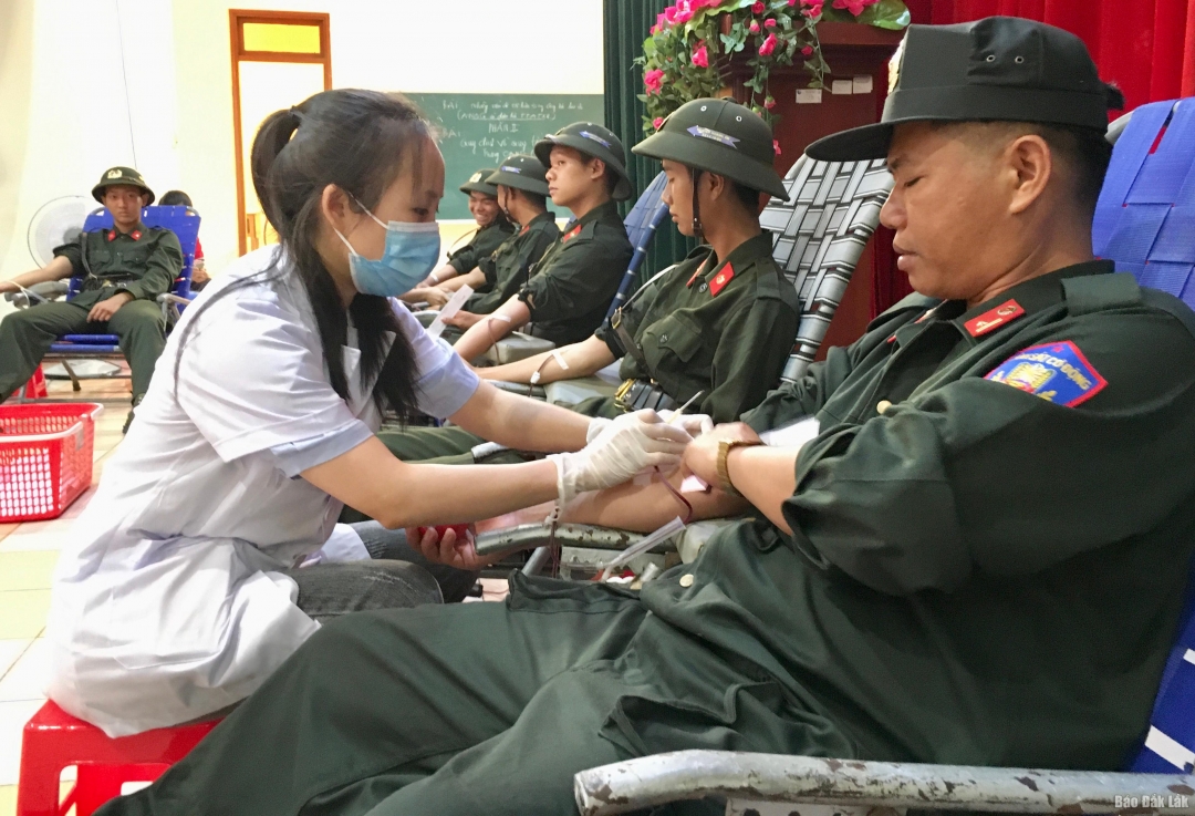 Cán bộ, chiến sĩ trung đoàn tình nguyện hiến máu