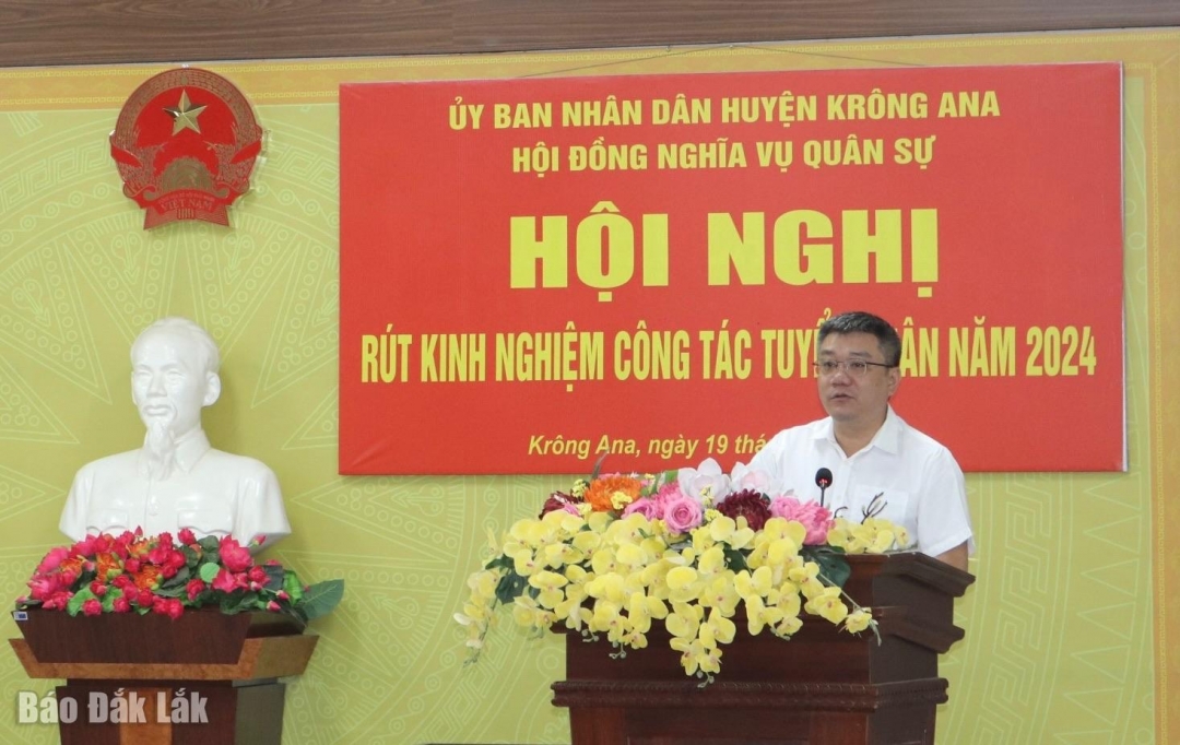 Ông Nguyễn Thanh Vũ - Phó Bí thư Huyện uỷ, Chủ tịch UBND huyện, Chủ tịch Hội đồng NVQS huyện Krông Ana phát biểu tại Hội nghị.