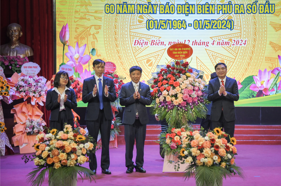 Đồng chí Trần Quốc Cường, Ủy viên Trung ương Đảng, Bí thư Tỉnh ủy tặng hoa chúc mừng Báo Điện Biên Phủ.
