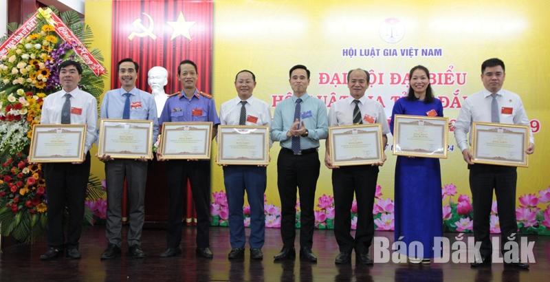 Phó Chủ tịch Hội Luật gia Việt Nam Trần Đức Long trao Bằng khen của Hội Luật gia Việt Nam tặng các tập thể, cá nhân.
