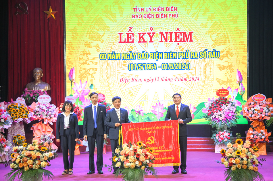Đồng chí Trần Quốc Cường, Ủy viên Trung ương Đảng, Bí thư Tỉnh ủy tặng bức trướng cho Báo Điện Biên Phủ.
