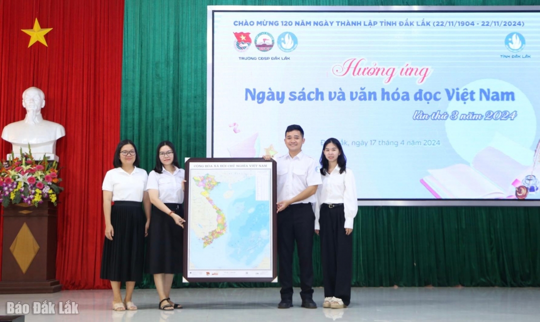 Đại diện Hội Sinh viên Việt Nam tỉnh trao tặng bản đồ Việt Nam