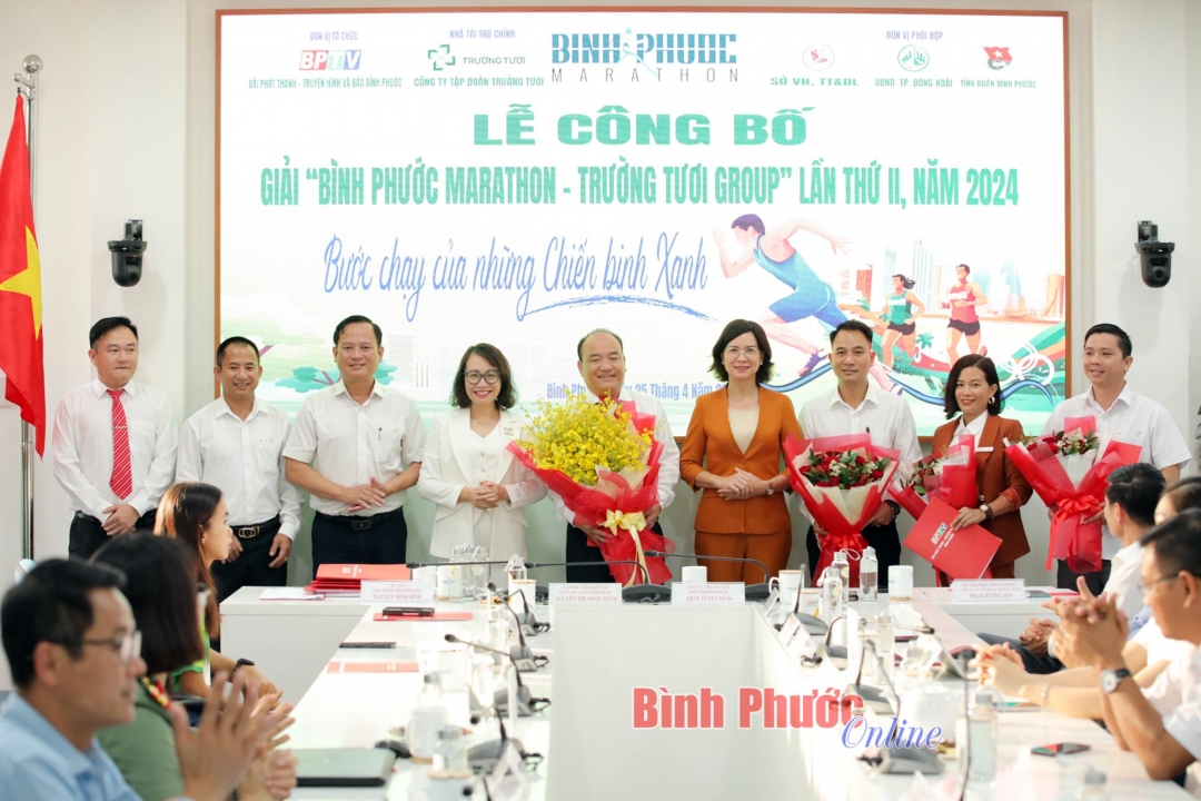 Ủy viên Ban Thường vụ Tỉnh ủy, Phó Chủ tịch UBND tỉnh Trần Tuyết Minh và các thành viên Ban tổ chức tặng hoa chúc mừng các nhà tài trợ.