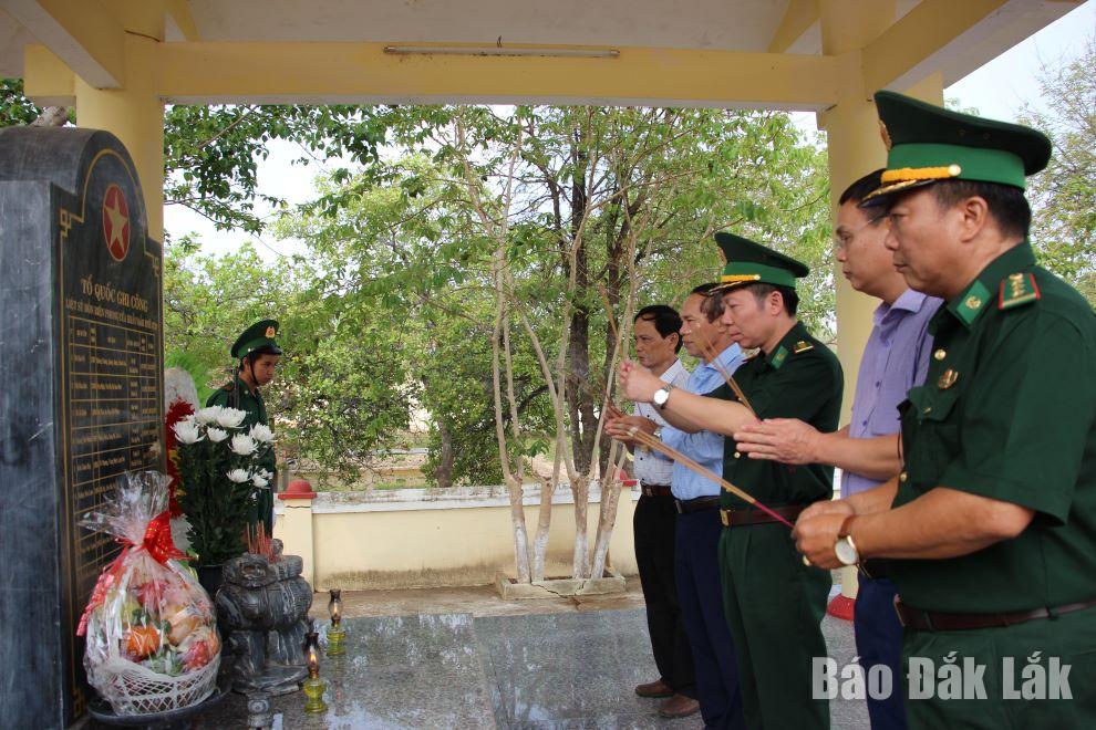Các đại biểu dâng hương tại Nhà bia ghi danh các anh hùng liệt sĩ Đồn Biên phòng Cửa khẩu Đắk Ruê.
