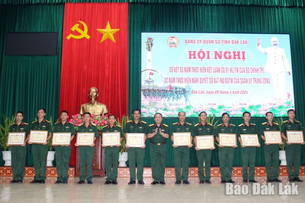 Đại tá Trần Minh Trọng, Chính ủy Bộ Chỉ huy Quân sự tỉnh tặng Giấy khen cho các tập thể.