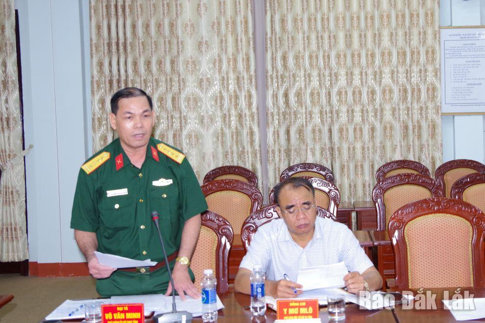 Đại tá Võ Văn Minh, Phó Chính ủy Bộ Chỉ huy Quân sự tỉnh phát biểu tại hội nghị.