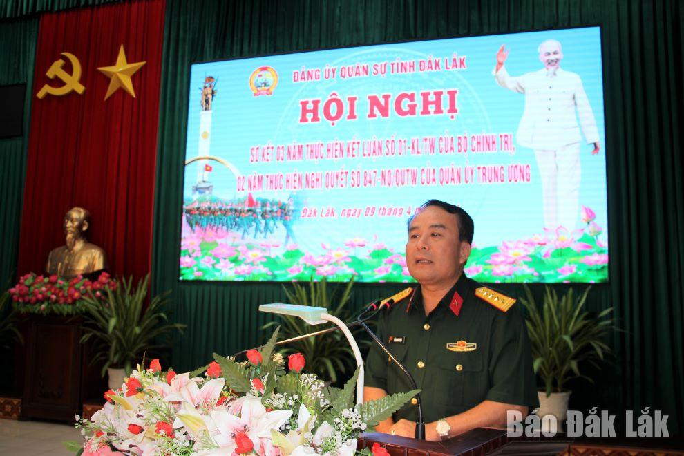 Đại tá Trần Minh Trọng, Chính ủy Bộ Chỉ huy Quân sự tỉnh phát biểu tại hội nghị.