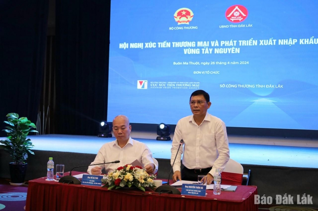 Cục trưởng Cục Xúc tiến thương mại Vũ Bá Phú, Phó Chủ tịch thường trực UBND tỉnh Nguyễn Tuấn Hà đồng chủ trị hội nghị.