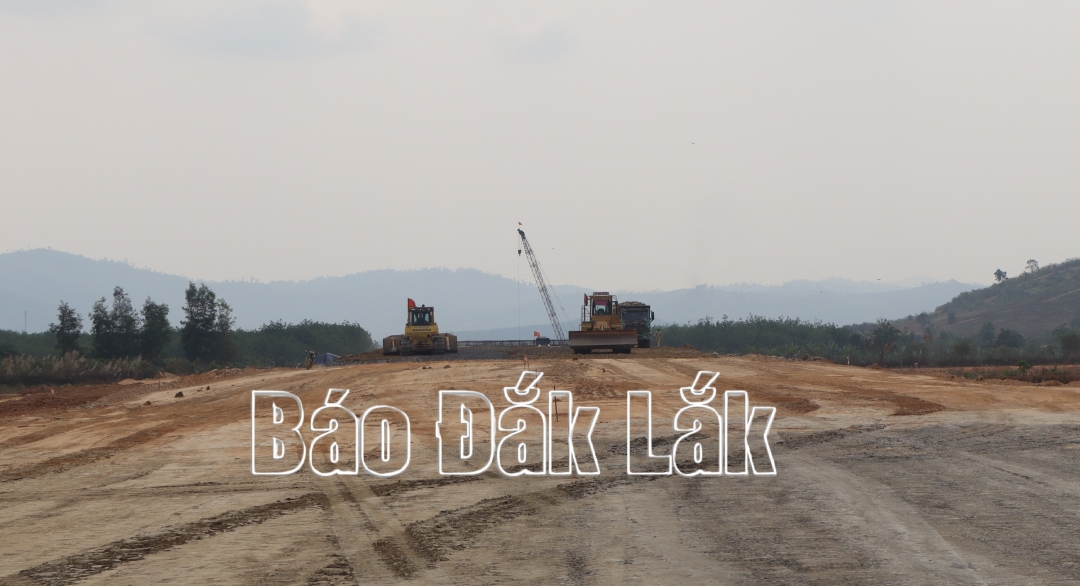 Thi công đường cao tốc Khánh Hòa - Buôn Ma Thuột đoạn qua địa bàn huyện Ea Kar.