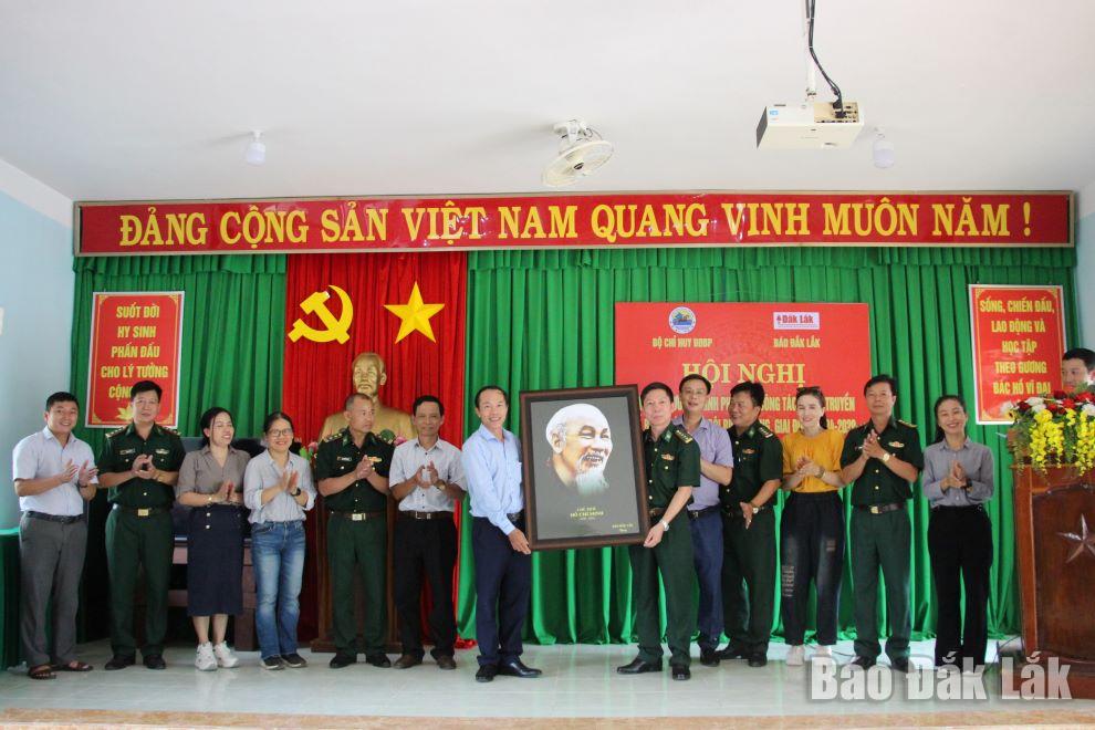 Đoàn công tác Báo Đắk Lắk trao quà lưu niệm tặng cán bộ, chiến sĩ Bộ đội Biên phòng tỉnh.